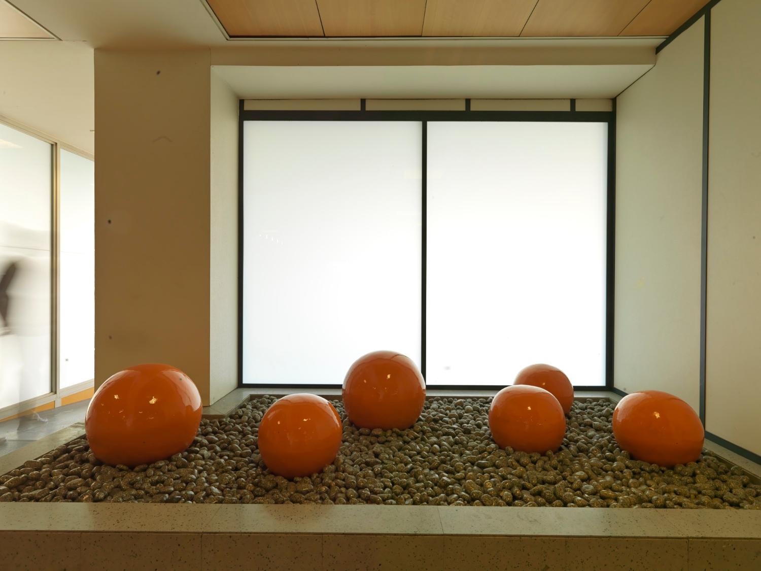 2018, boulles oranges, patio, 3ème étage.