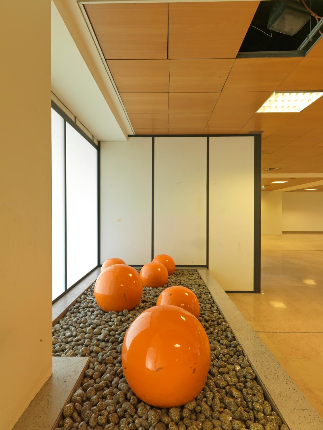 2018, boulles oranges, patio, 3ème étage.
