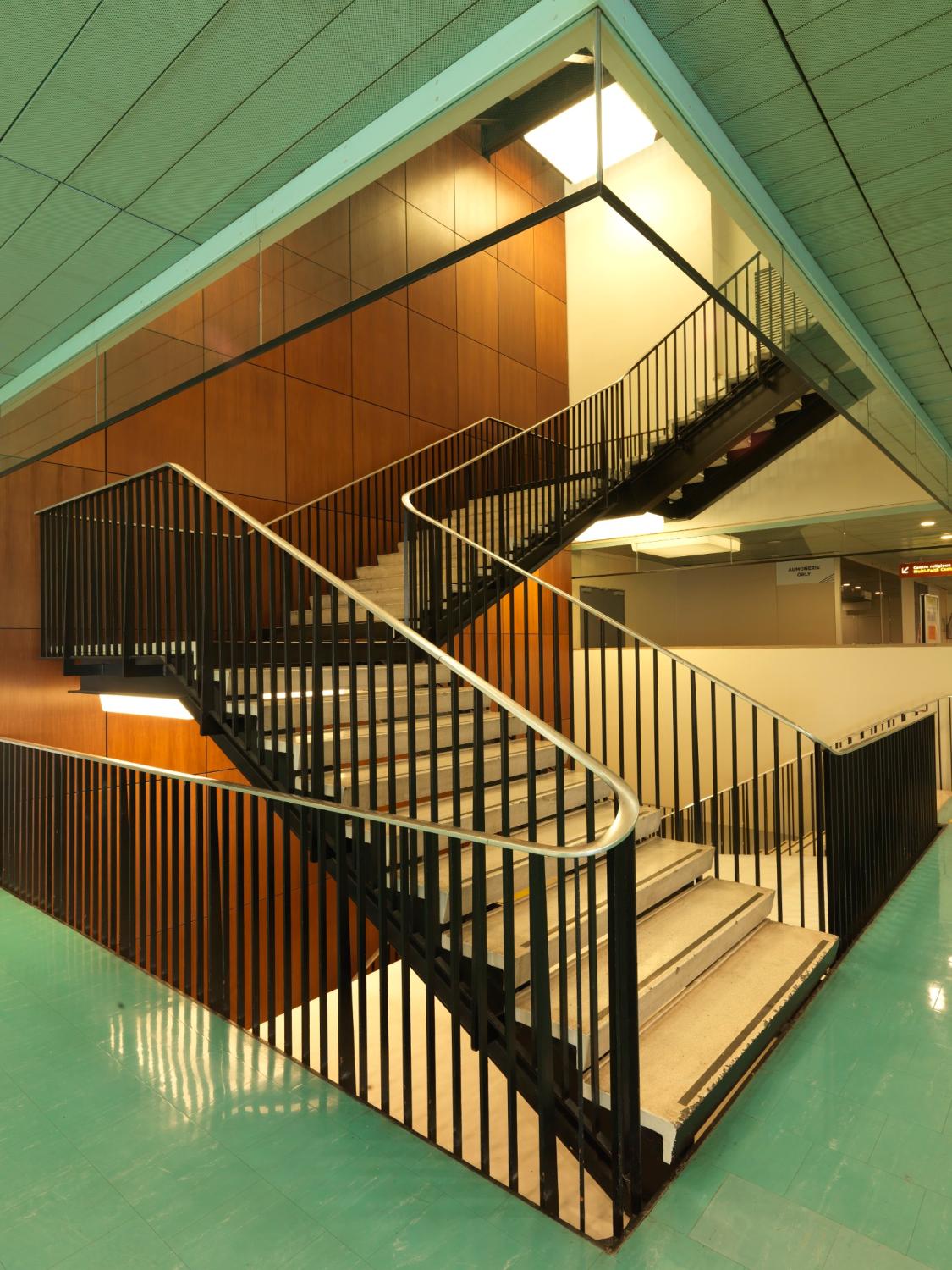 2018, circulation verticale: escalier est, mezzanine du 2ème étage.