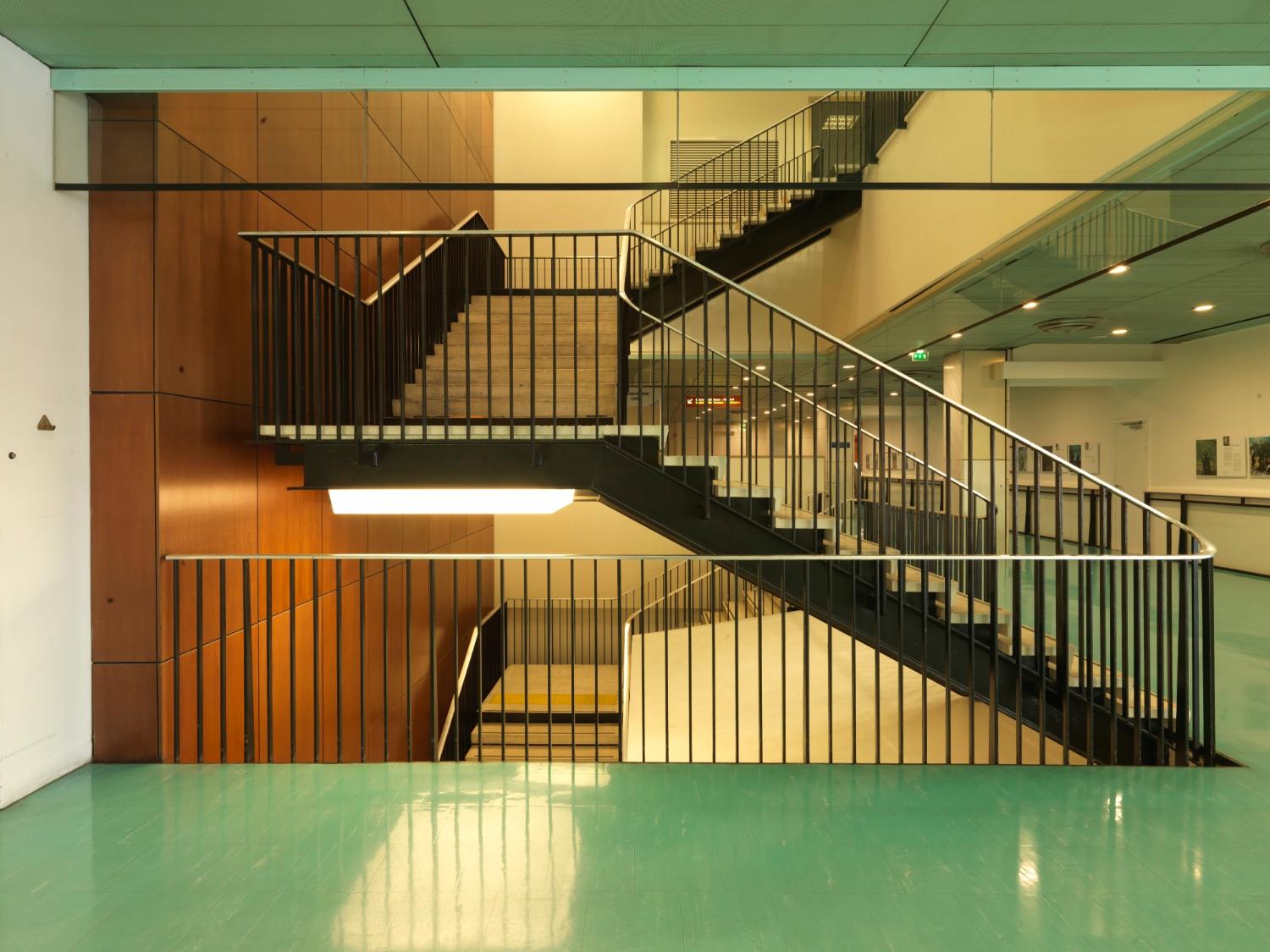 2018, circulation verticale: escalier est, mezzanine du 2ème étage.