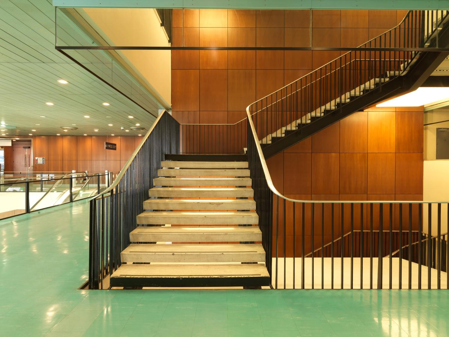 2018, circulation verticale: escalier est, mezzanine du 2ème étage.