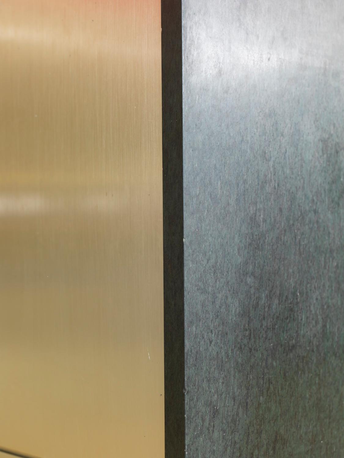 2018, poteau du Grand Hall, détail des parements: serpentine et aluminium anodisé couleur "blond Orly", rez-de-chaussée.