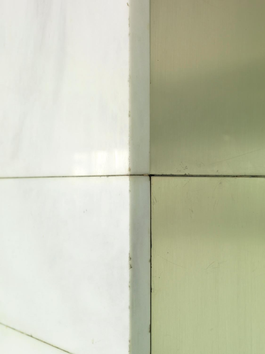 2018, poteau de la Galerie marchande, détail des parements: marbre et aluminium anodisé couleur "blond Orly", 1er étage.
