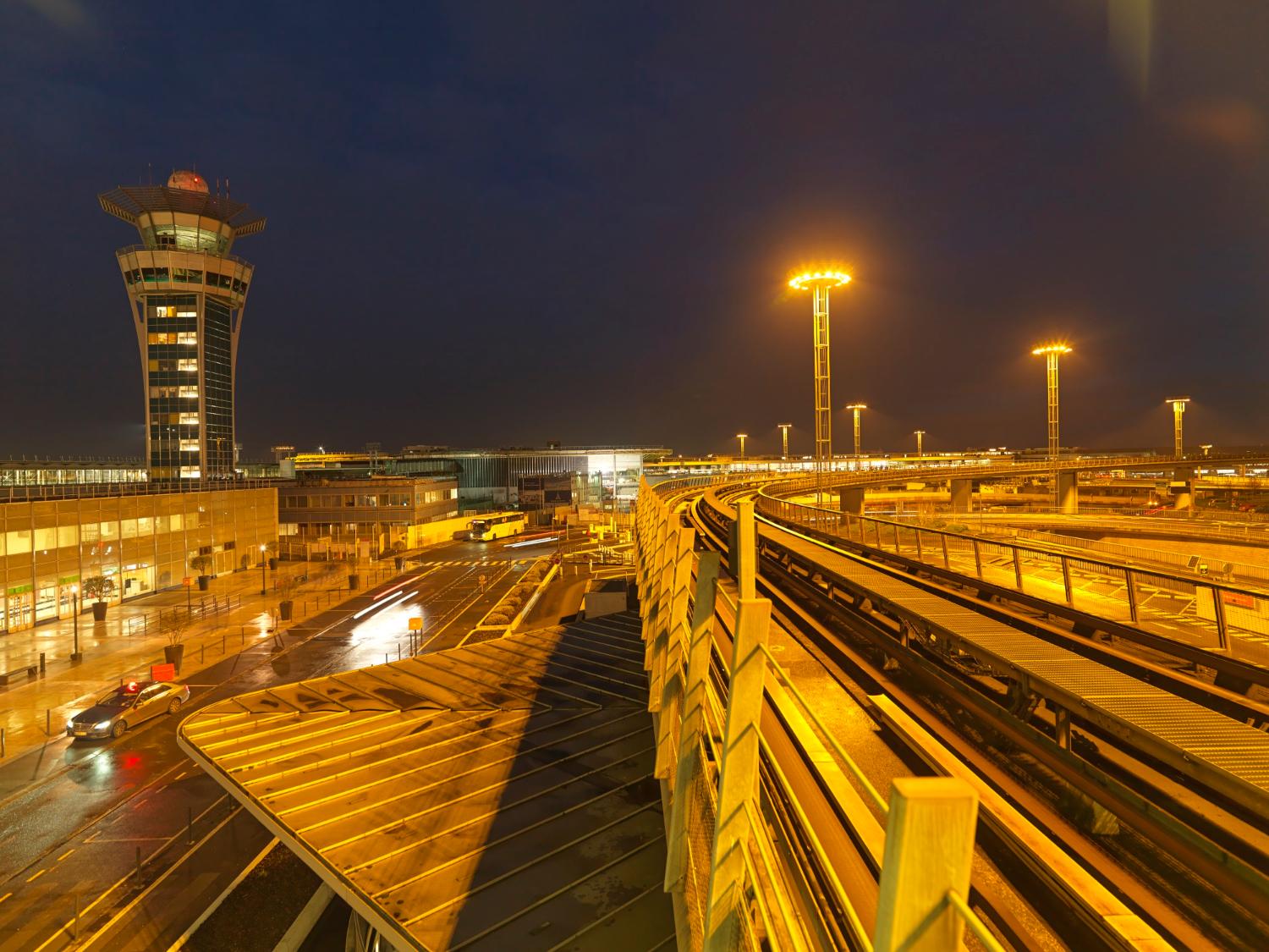 2018, la tour de contrôle et le chantier de construction d'Orly 3, vus depuis la passerelle d'accès ouest à la station d'Orlyval Orly-Sud, vue prise depuis l'est.