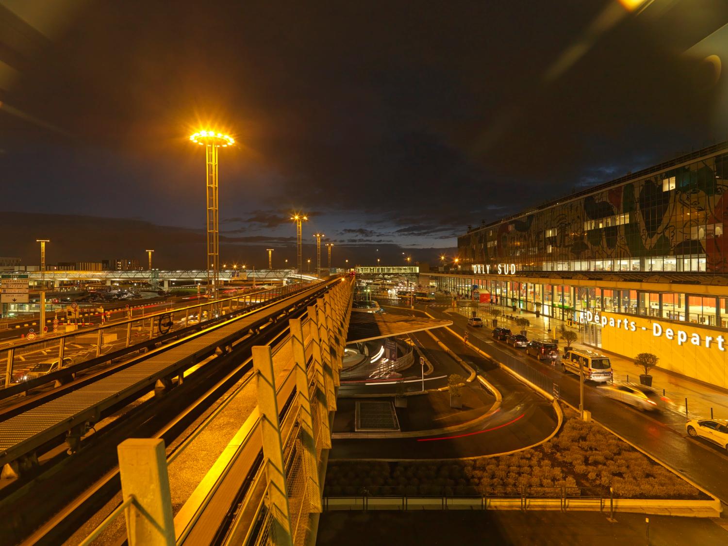 2018, la passerelle "cœur d'Orly", le viaduc d'Orlyval et le parvis d'Orly-Sud, vus depuis la passerelle d'accès ouest à la station d'Orlyval Orly-Sud, vue prise depuis l'ouest.
