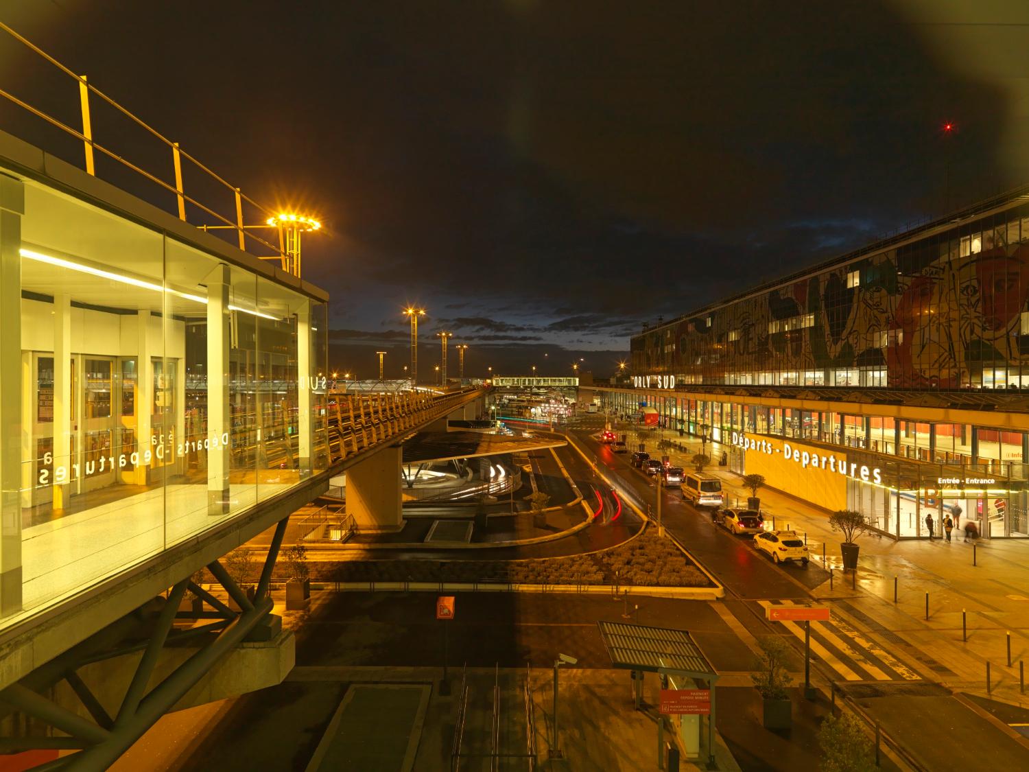 2018, le viaduc de l'Orlyval et le parvis d'Orly-Sud, vus depuis la passerelle d'accès ouest à la station d'Orlyval Orly-Sud, vue prise depuis l'ouest 