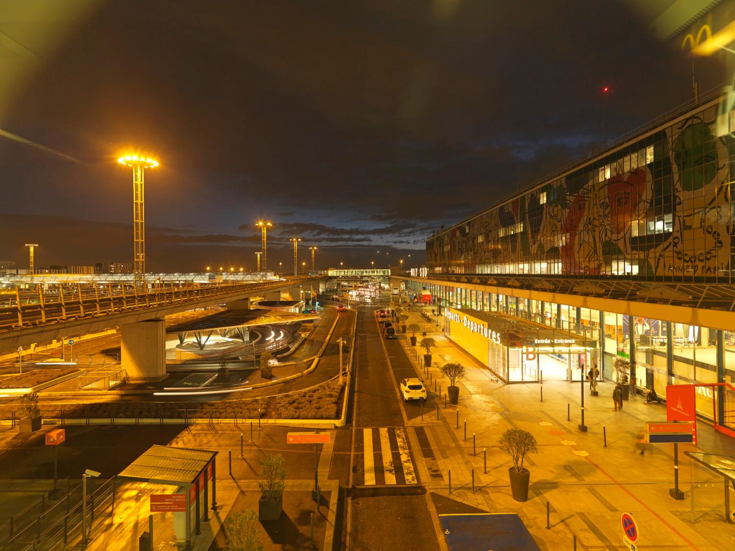 2018, le viaduc d'Orlyval et le parvis d'Orly-Sud, vus depuis la passerelle d'accès ouest à la station d'Orlyval Orly-Sud, vue prise depuis l'ouest.