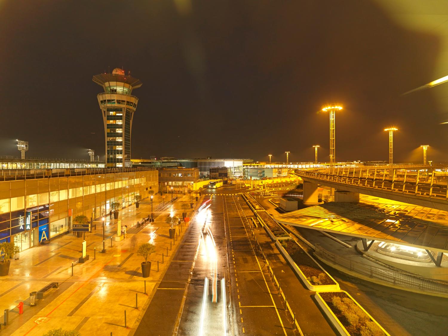 2018, la tour de contrôle et le parvis d'Orly-Sud, vus depuis la passerelle d'accès ouest à la station d'Orlyval Orly-Sud, vue prise depuis l'est.