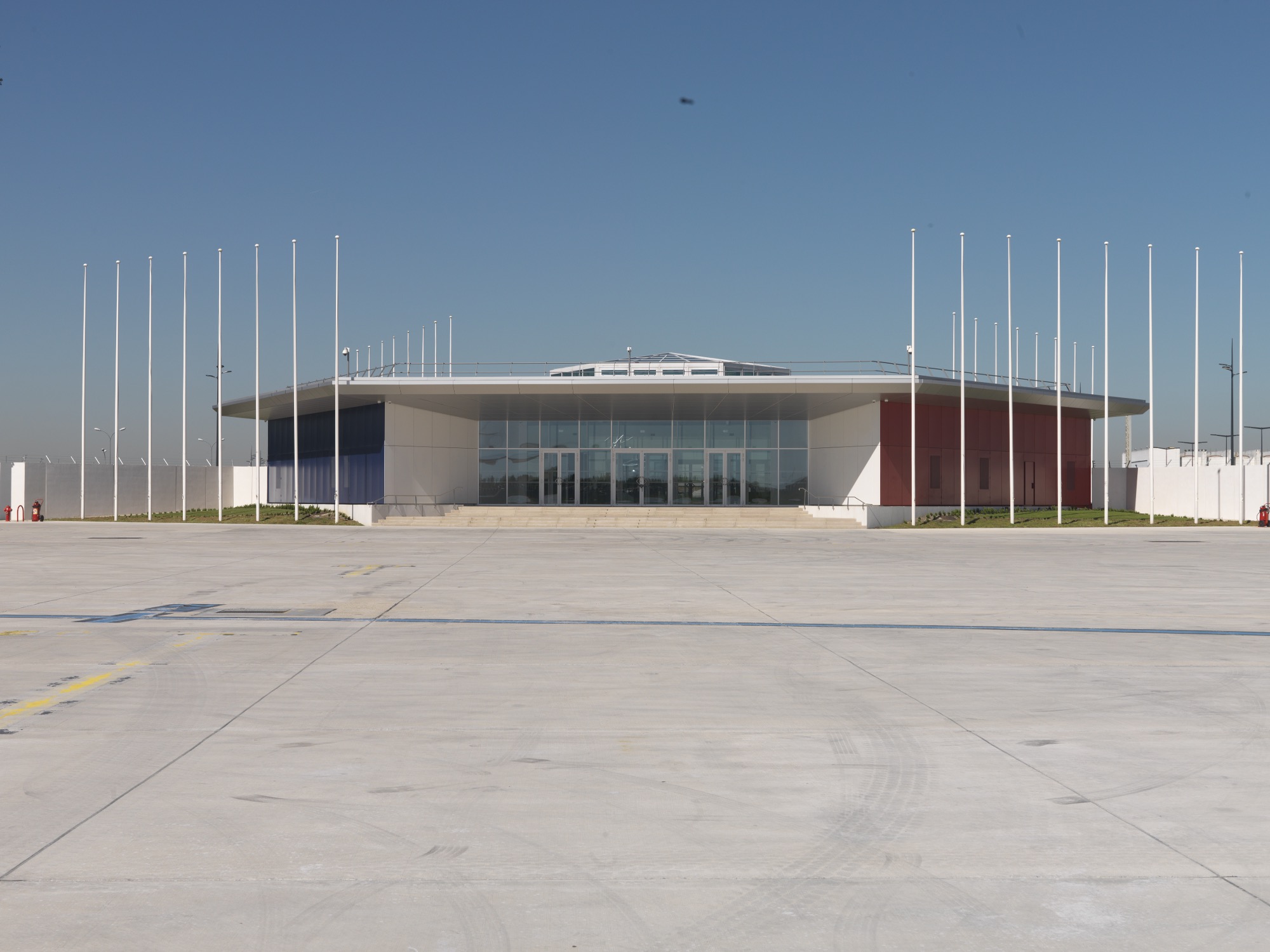 2018, le troisième pavillon d'honneur de l'aéroport d'Orly vu coté piste depuis l'est.