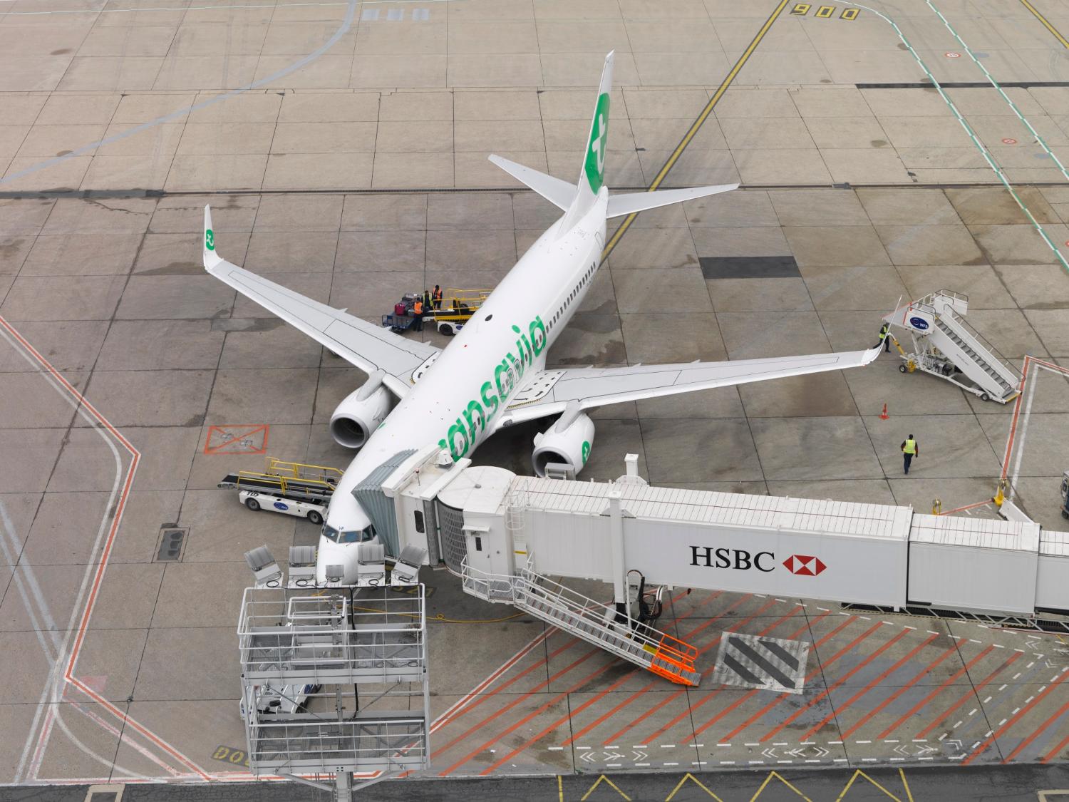 2018, Boeing 737 de Transavia un poste de stationnement au contact d'Orly-Sud vu depuis les terrasses d'Orly-Sud, vue prise depuis le nord.