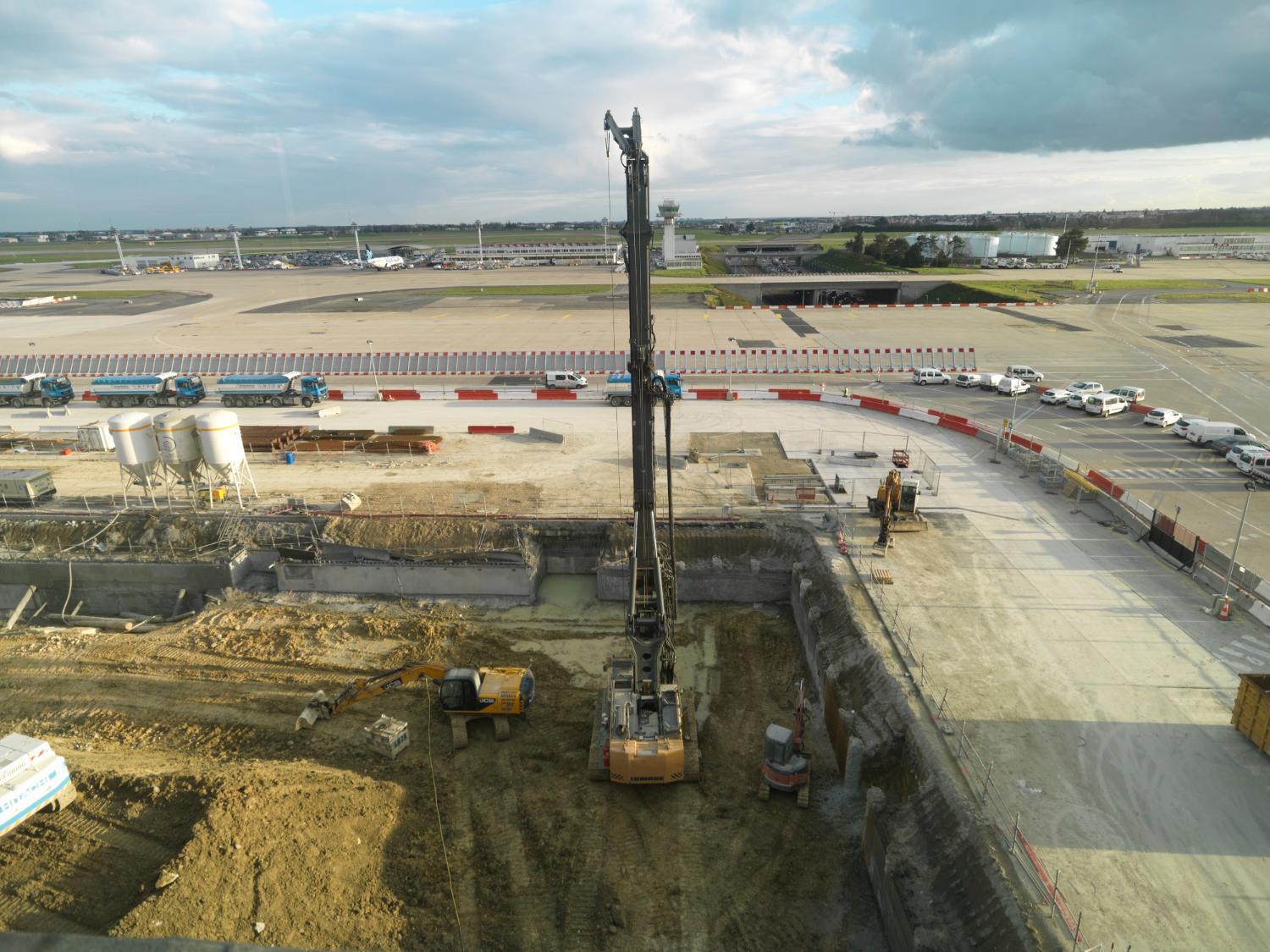 2018, le chantier de la Refonte du Process Départ International (RPDI) d'Orly-Sud vu depuis Orly-Sud, vue prise depuis le nord. 