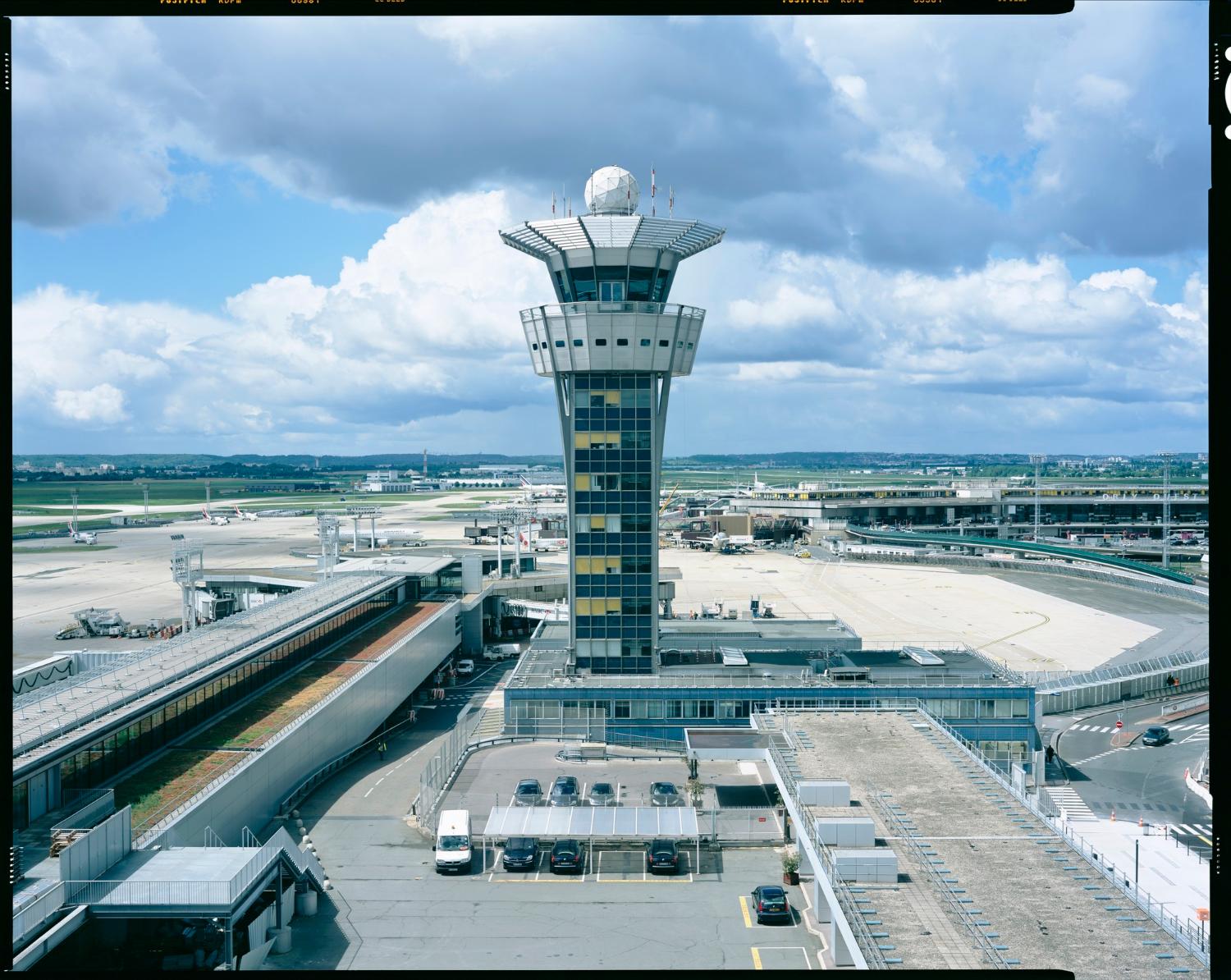 2014, la jetée ouest, le satellite ouest, la tour de contrôle et Orly-Ouest, vus des terrasses d'Orly-Sud, vue prise depuis l'est.
