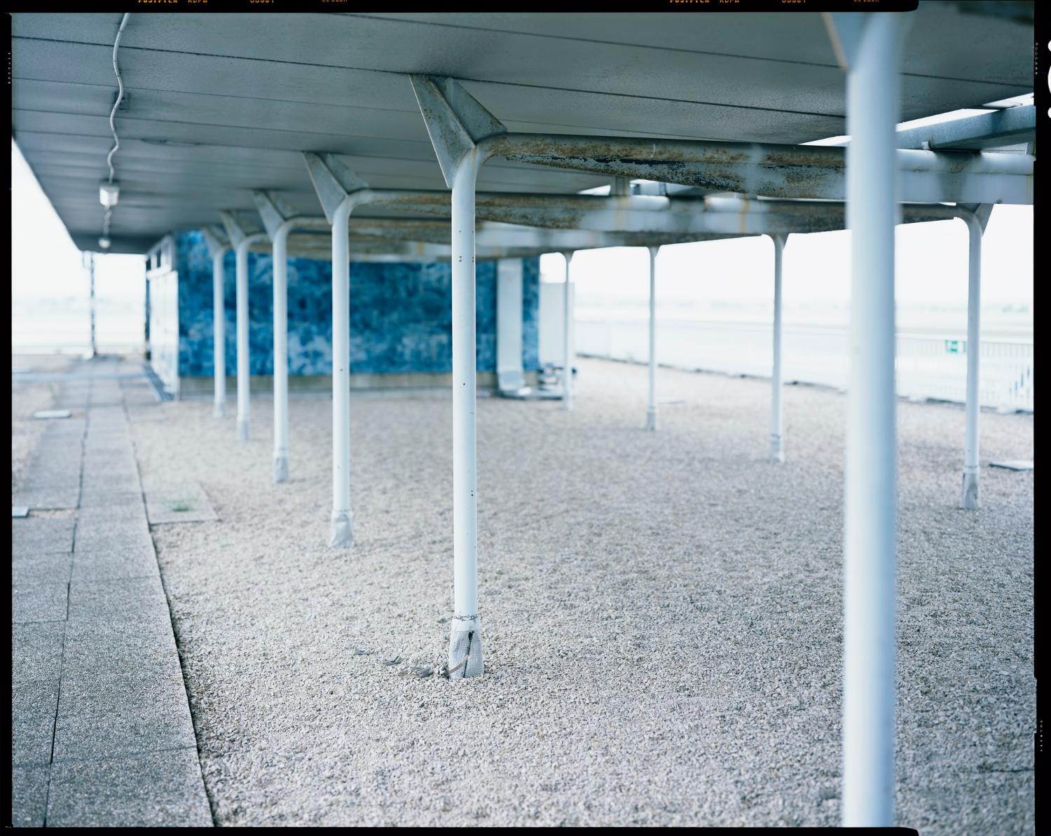 2014, auvent dessiné par Jean Prouvé, la charpente des portiques en tube d'acier porte la toiture en bacs d'aluminium qui repose sur des goussets, 6ème étage.