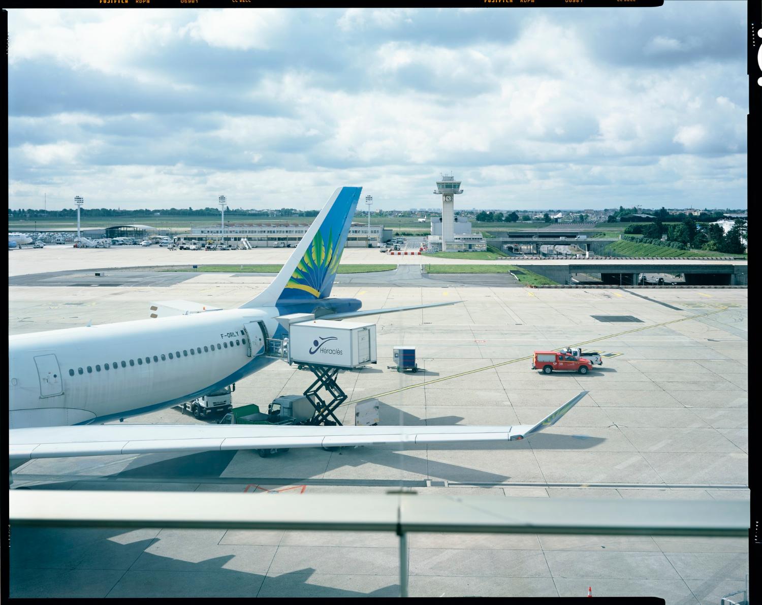 2014, Airbus 330-323X d'Air Caraïbes, la Nationale 7, la tour du poste de contrôle et de réparation (PCR) vus depuis Orly-Sud, vue prise depuis le nord.