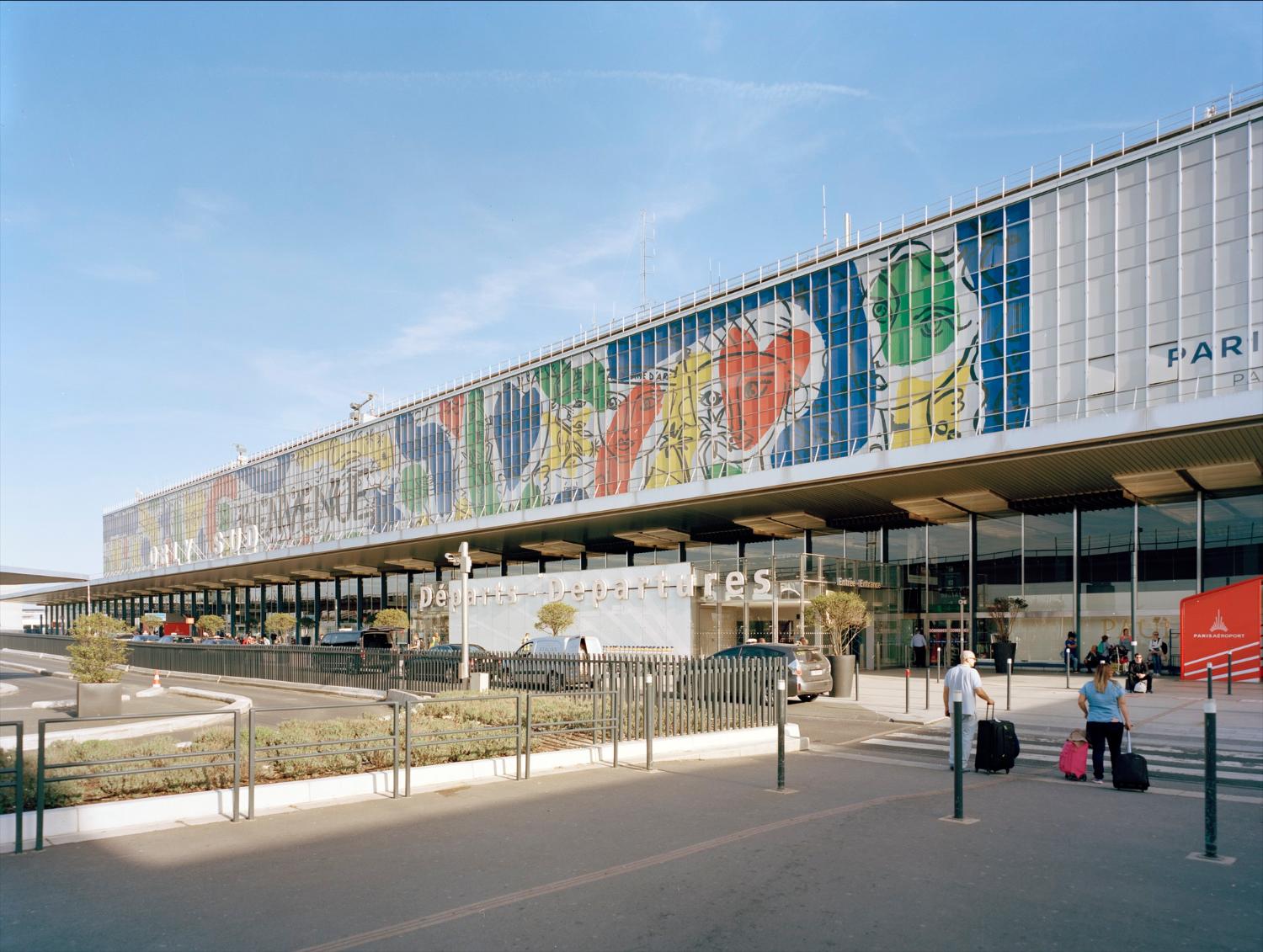 2018, Orly-Sud vu depuis la Nationale 7, la façade de l'aérogare est décorée d' "Orlove" une œuvre de Jean-Charles de Castelbajac, la vue prise depuis le nord ouest. 