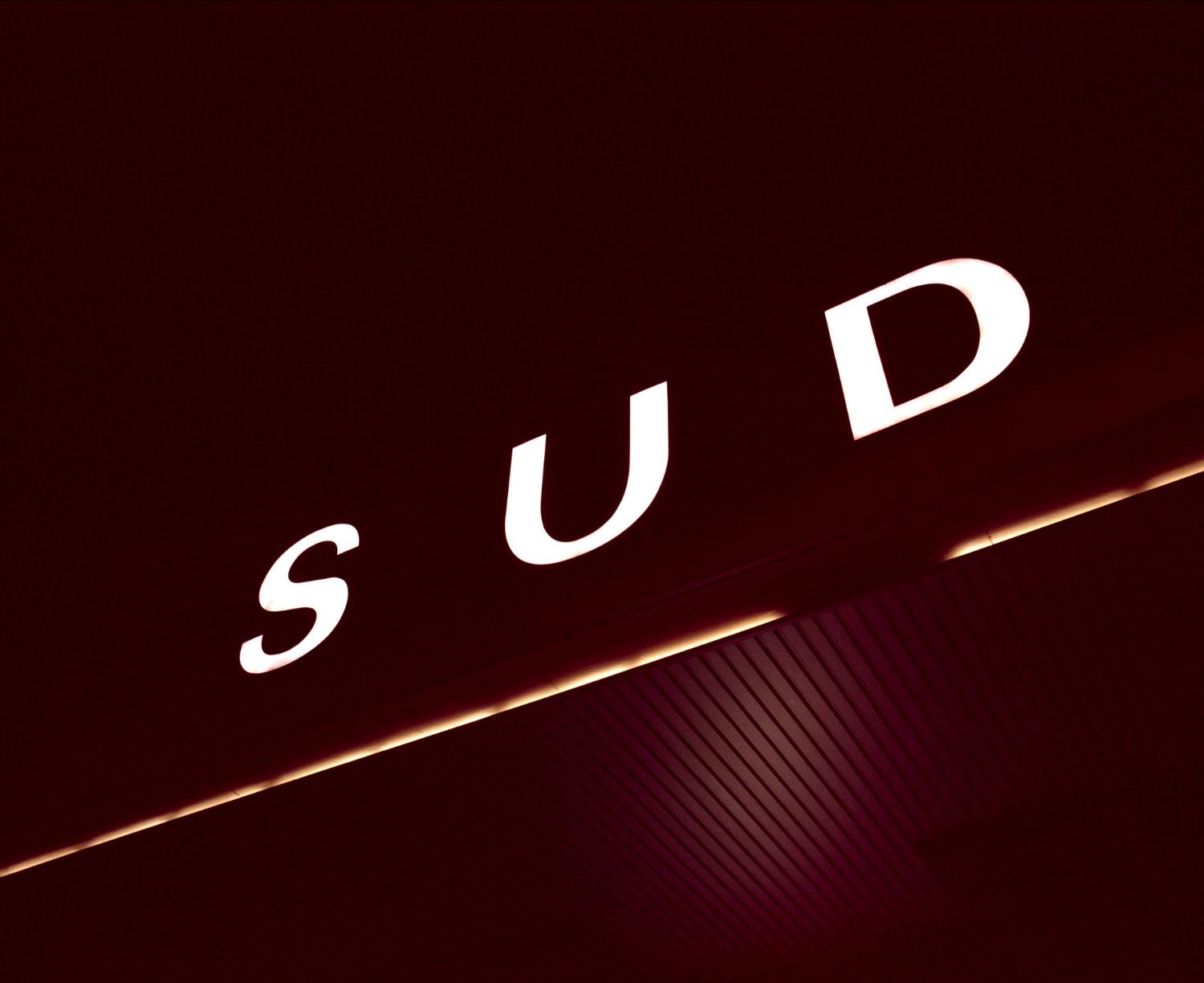 2018, détail de la façade d'Orly-Sud, les lettres ont été retirées en 2019.