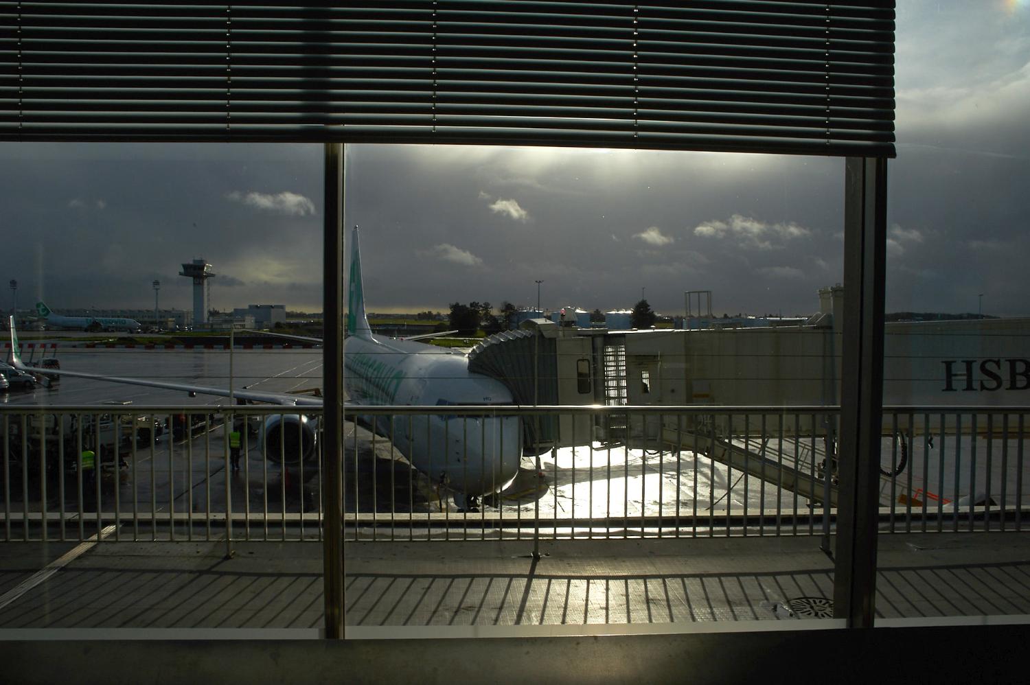 2018, Boeing 737 de Transavia au un poste de stationnement au contact vu depuis Galerie marchande, 1er étage.