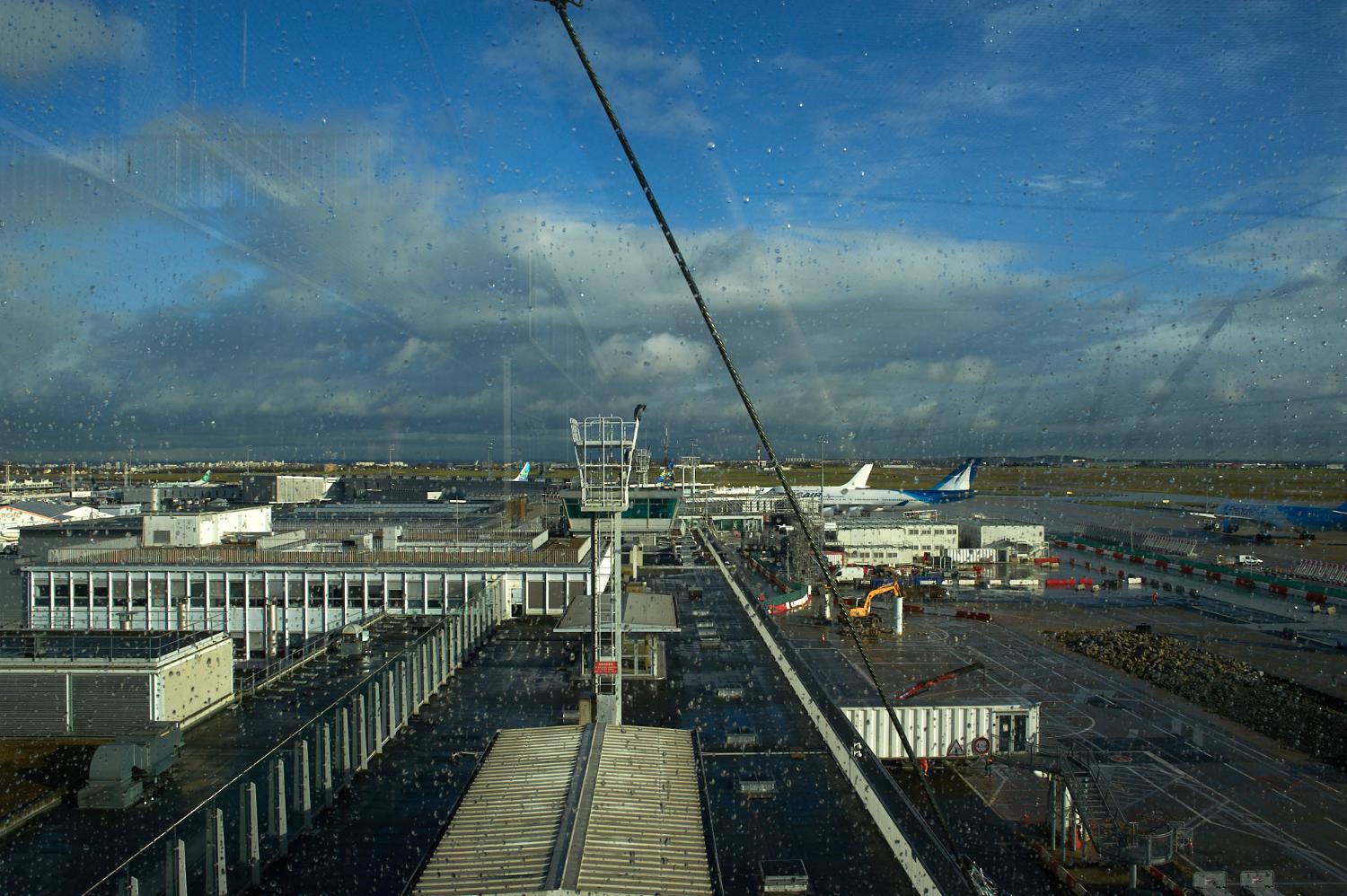 2018, la jetée est et l'Aérogare-Sud vues depuis la terrasse publique du 4ème étage.