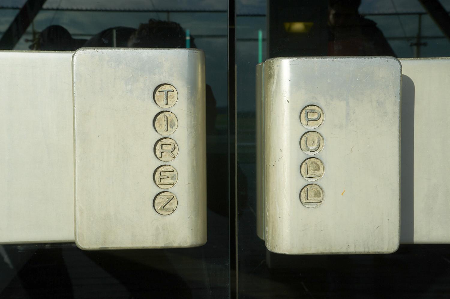 2018, poignées en aluminium d'une porte en verre du 4ème étage.