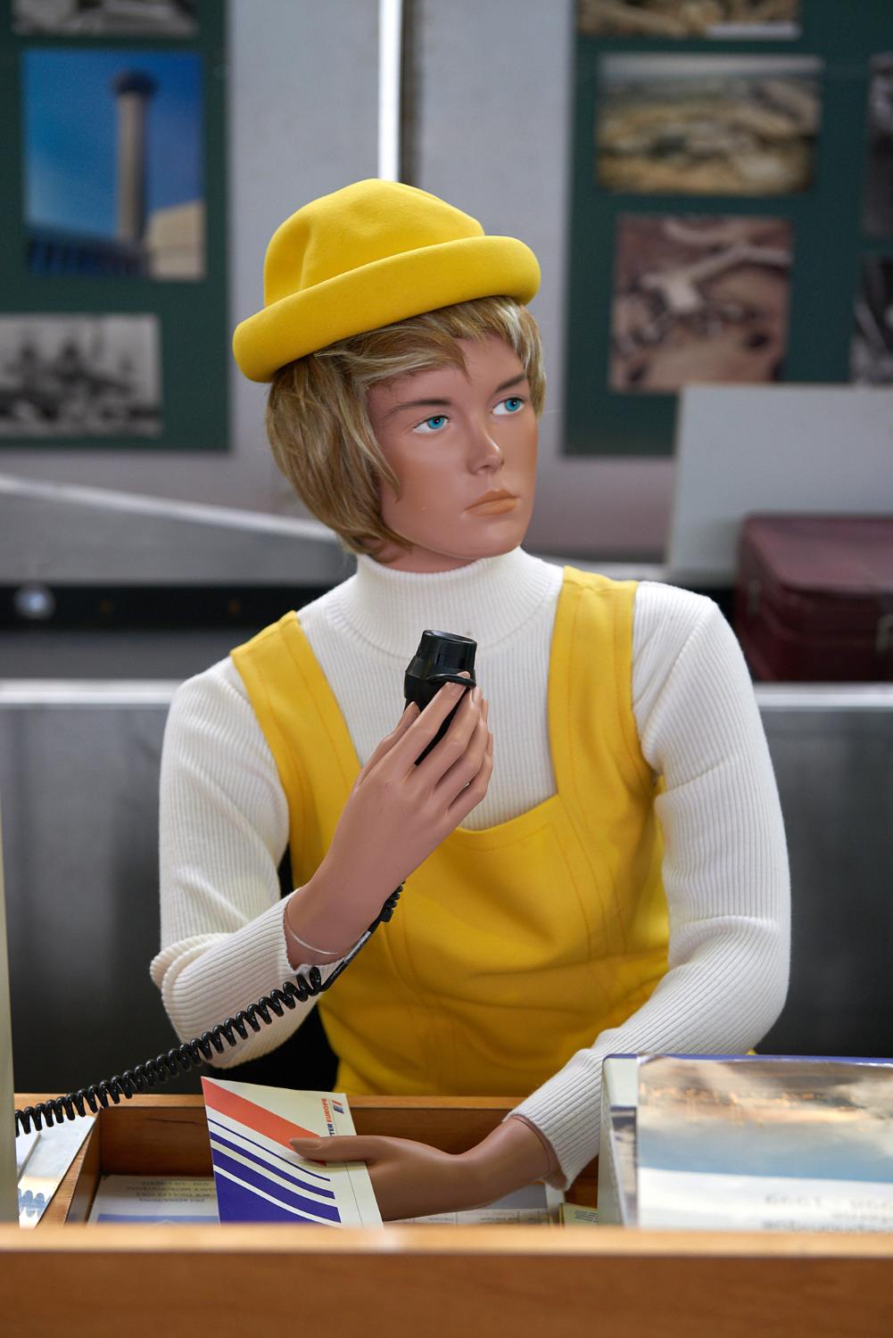 2018, uniforme Aéroport de Paris de 1974 à 1979, dessiné par Bérard Willmann Deniau, cet uniforme est lancé par l'Aéroport de Paris à l'occasion de l'inauguration de CDG, mission Gestion du patrimoine historique du Groupe ADP, Hall 1, bâtiment 615.