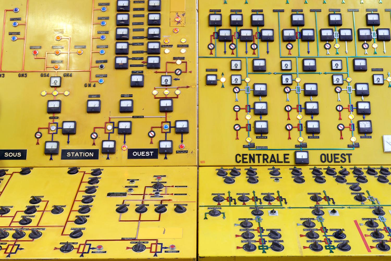 Tableau de chauffage ventilation conditionnement du Poste Central Technique PCT, le PCT était située au 1er sous sol d'Orly 4 et était visible du public à travers une vitre. Mission Gestion du patrimoine historique du Groupe ADP, Hall 1, bâtiment 615.