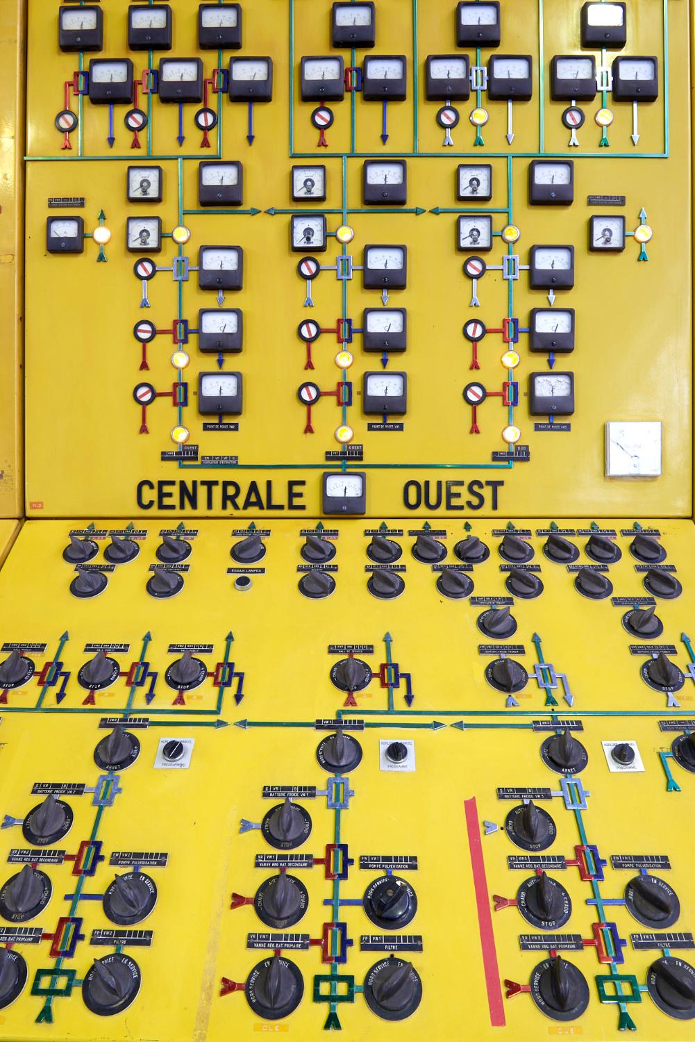 Tableau de chauffage ventilation conditionnement du Poste Central Technique PCT, le PCT était située au 1er sous sol d'Orly 4 et était visible du public à travers une vitre. Mission Gestion du patrimoine historique du Groupe ADP, Hall 1, bâtiment 615.