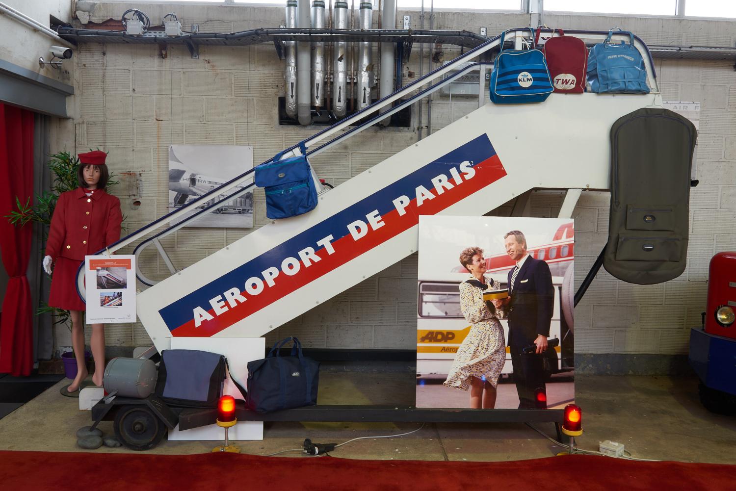 Rampe mobile d'accès aux avions aux premières couleurs du Groupe ADP. Mission Gestion du patrimoine historique du Groupe ADP, Hall 2, bâtiment 615.
