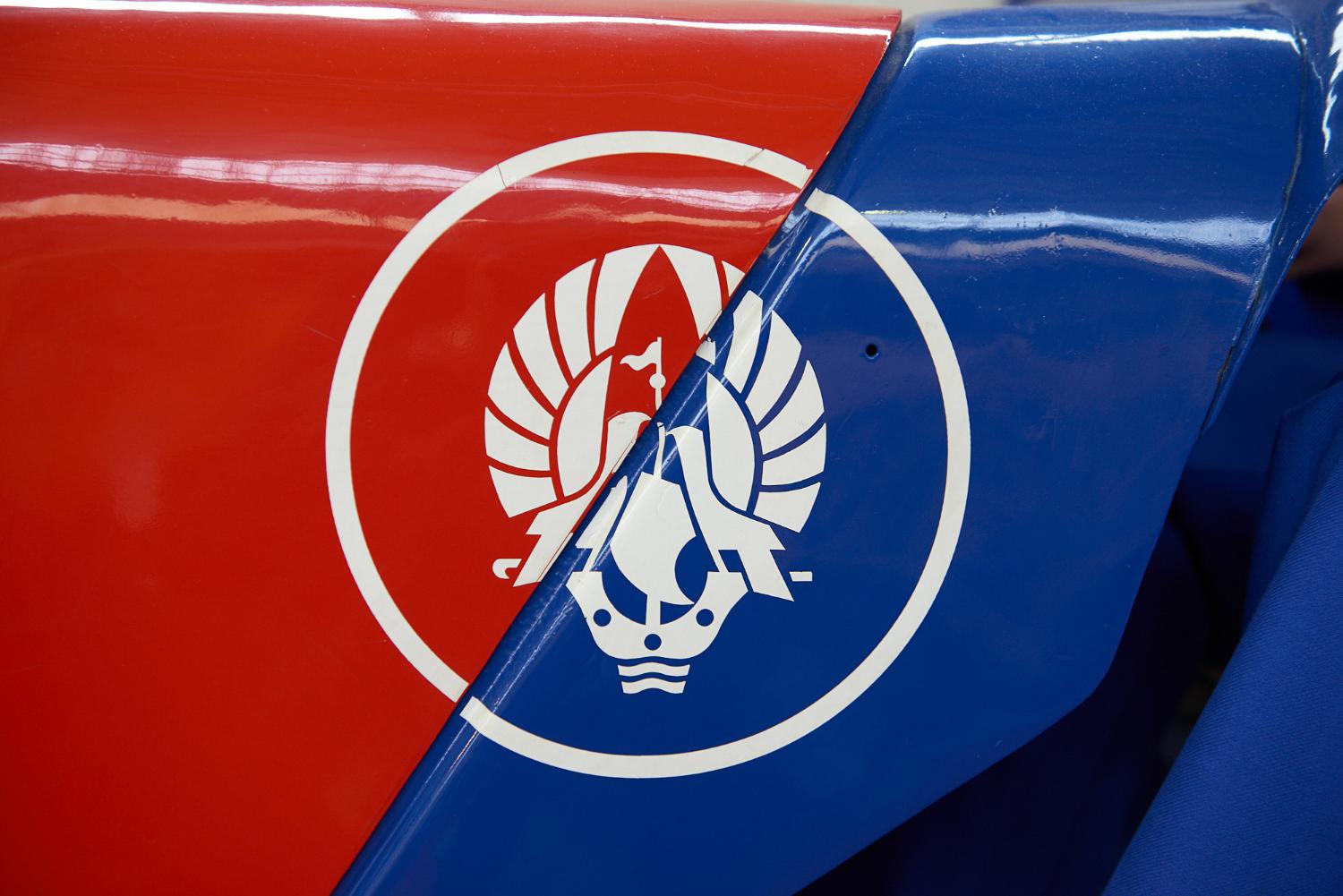 Tracteur de piste "TRACMA, type TE 75, détail. Premier logotype du Groupe ADP utilisé de 1947 à 1971. Mission Gestion du patrimoine historique du Groupe ADP, Hall 1, bâtiment 615.