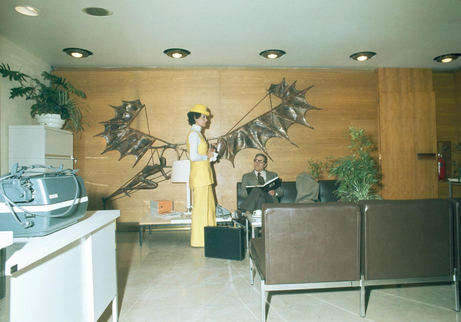 06/1975, "Machine volante" ou "le rêve d'Icare", sculpture en cuivre repoussé de Robert Juvin, 1er étage, la sculpture est aujourd'hui conservée par la mission Gestion du patrimoine historique du Groupe ADP.