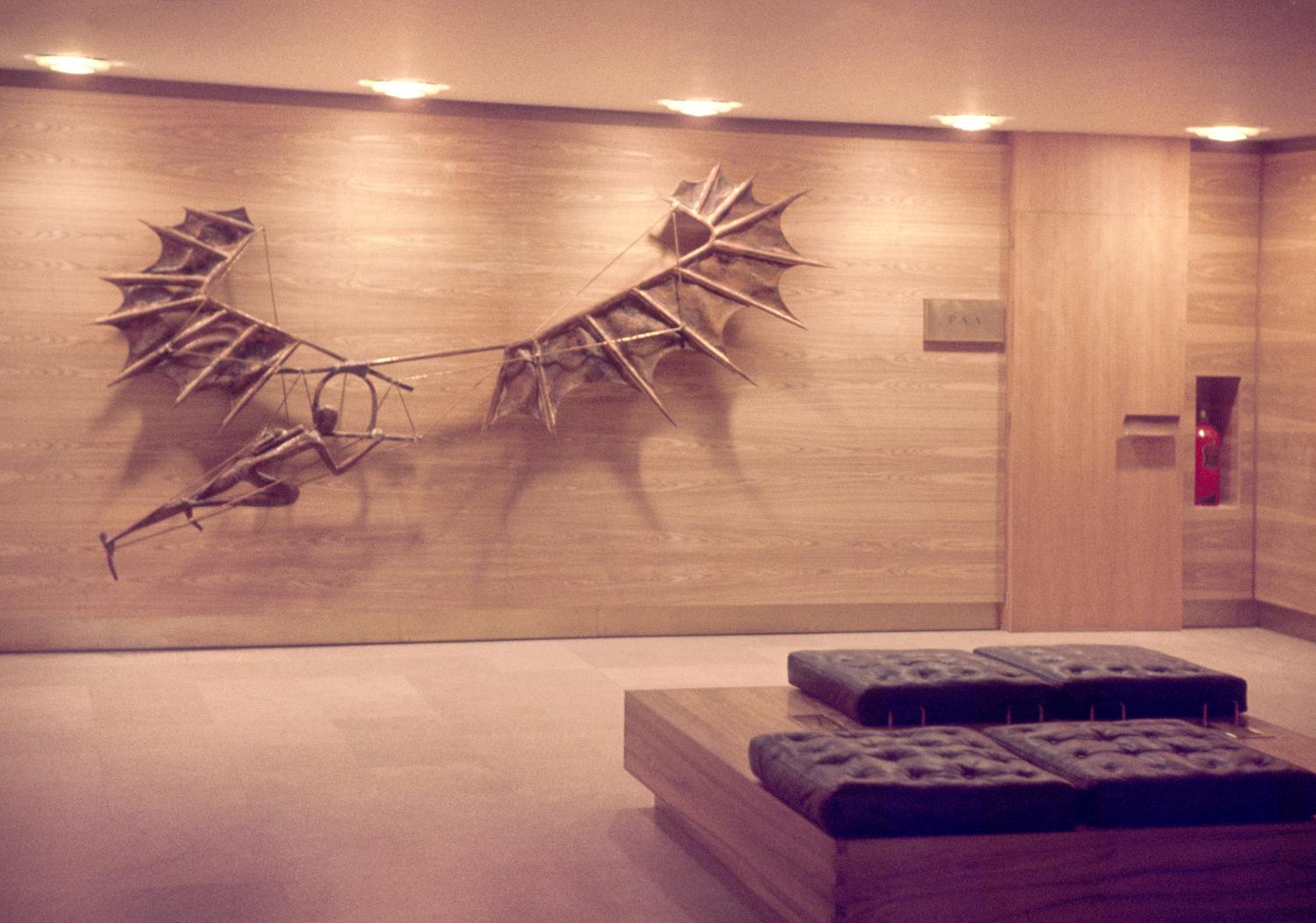 1961, "Machine volante" ou "le rêve d'Icare", sculpture en cuivre repoussé de Robert Juvin, entrée du salon de la Pan Am, 1er étage, la sculpture est aujourd'hui conservée par la mission Gestion du patrimoine historique du Groupe ADP.