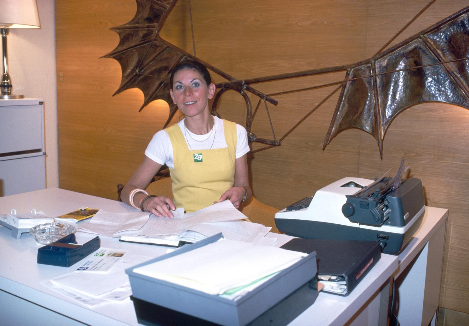 10/1977, "Machine volante" ou "le rêve d'Icare", sculpture en cuivre repoussé de Robert Juvin, 1er étage, exploitation bureau 2AS, la sculpture est aujourd'hui conservée par la mission Gestion du patrimoine historique du Groupe ADP.