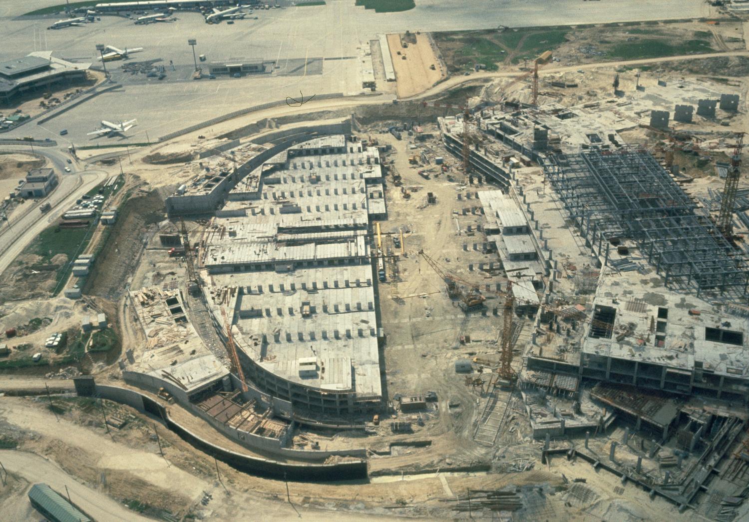 1969, construction d'Orly-Ouest (1968 1971), vue du chantier prise depuis le nord.