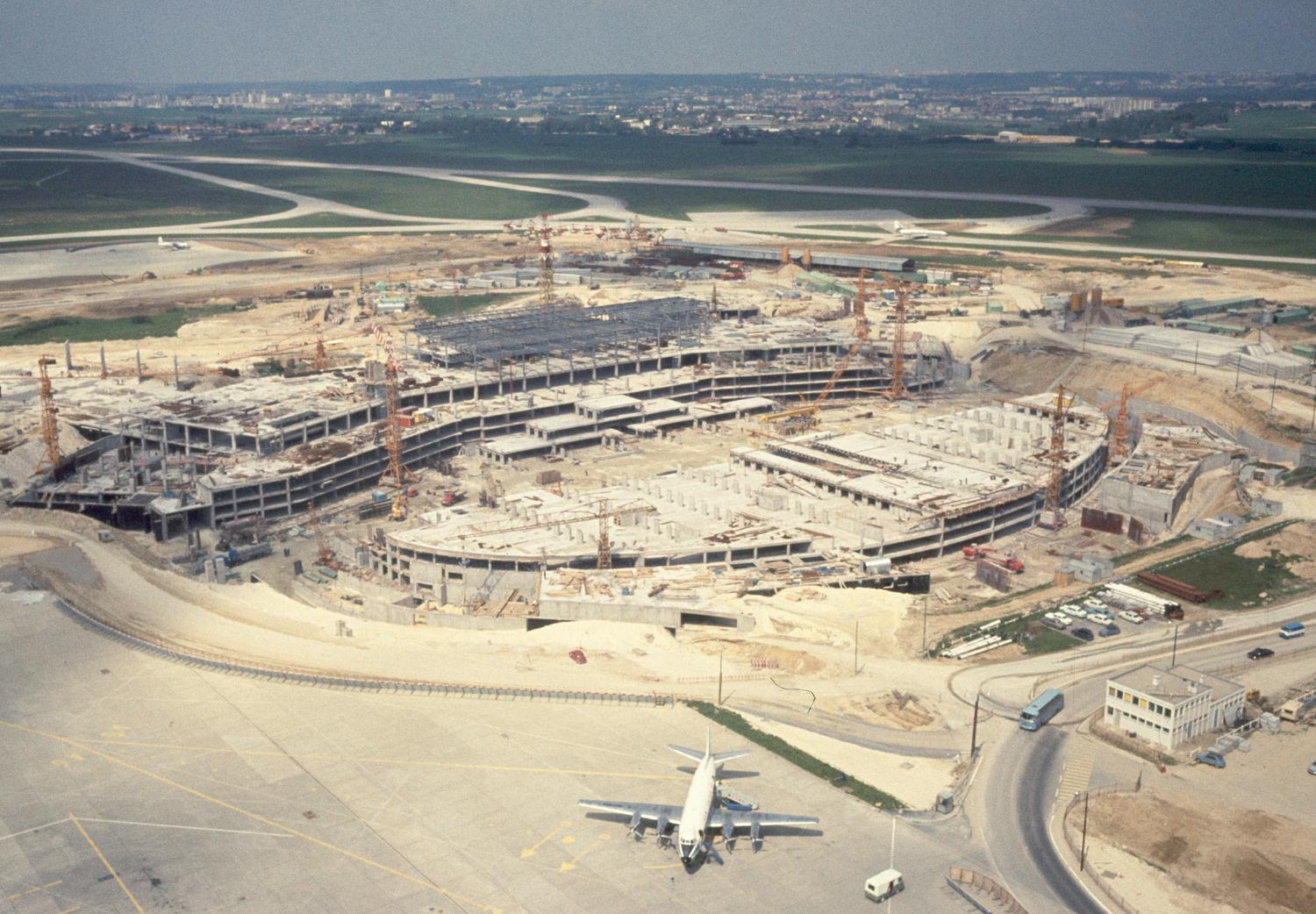 1969, construction d'Orly-Ouest (1968 1971), vue du chantier prise depuis le sud est.