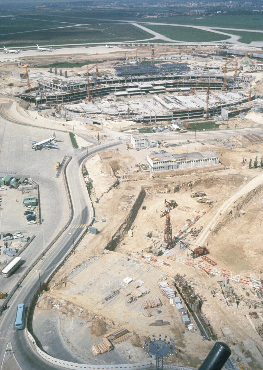 1969, construction d'Orly-Ouest (1968 1971), vue du chantier prise depuis l'est.