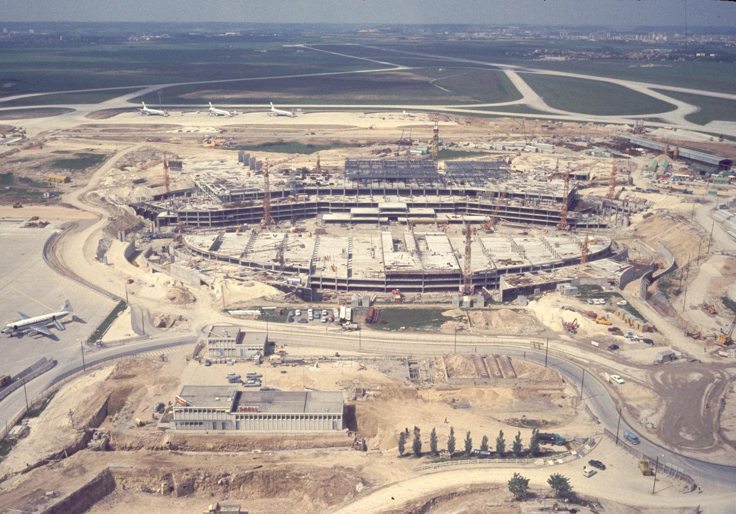1969, construction d'Orly-Ouest (1968 1971), vue du chantier prise depuis l'est.