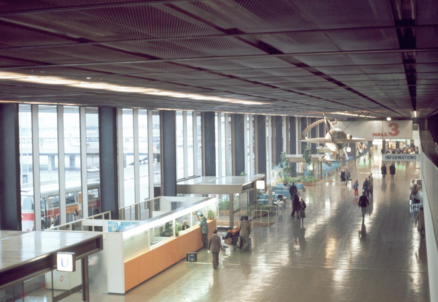 19/12/1974, Orly-Ouest vue du Hall départ.