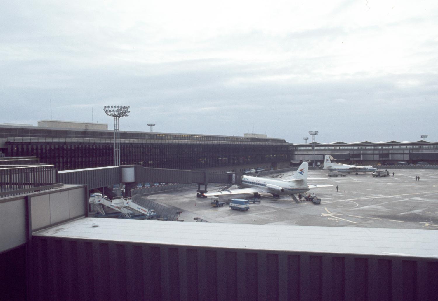 12/1974 Orly-Ouest coté piste, une Caravelle et un Fokker 27 d'Air Inter sur l'aire de stationnement,  (Airstation) 