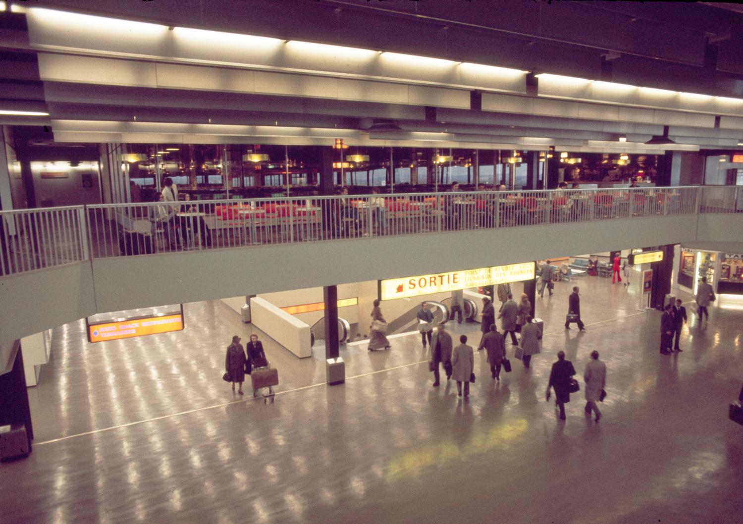 19/12/1974, Orly Ouest le Hall départ.