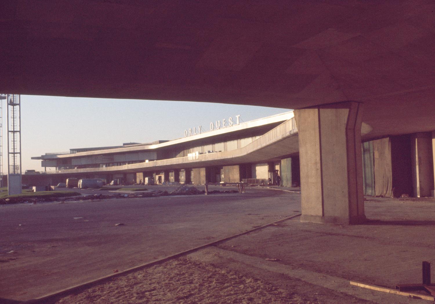25/11/1970, construction d'Orly-Ouest (1968 1971), la façade "coté ville" du terminal prise depuis nord est.
