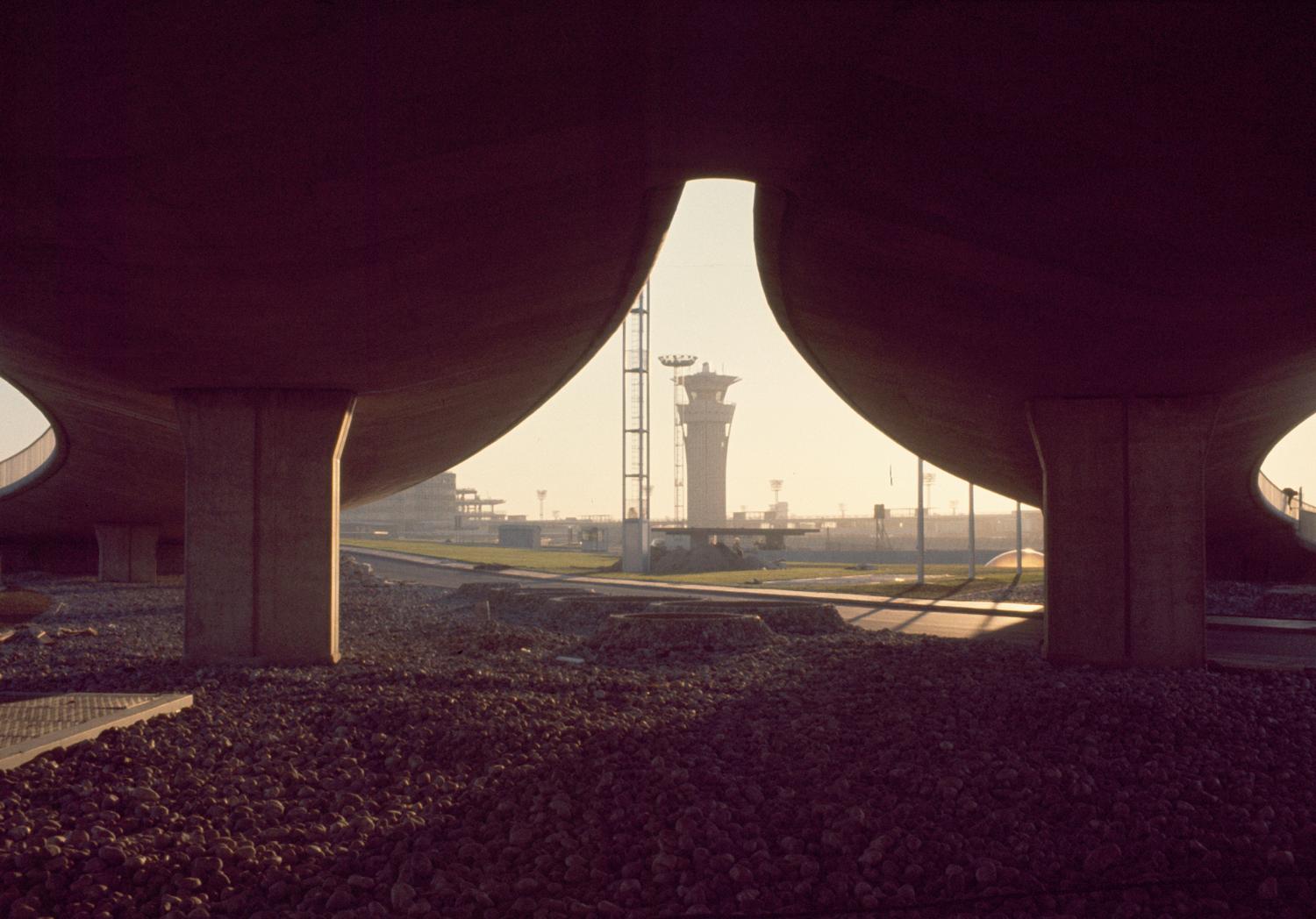 25/11/1970, construction d'Orly-Ouest (1968 1971), vue sur la tour de contrôle depuis le chantier du terminal vue prise depuis nord ouest.