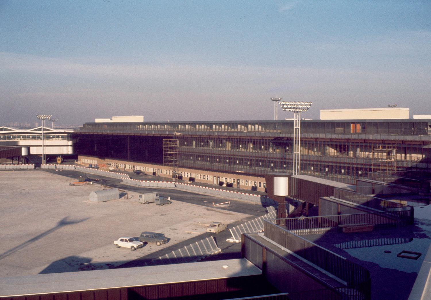 25/11/1970, construction d'Orly-Ouest (1968 1971), la façade coté piste du terminal prise depuis sud est.