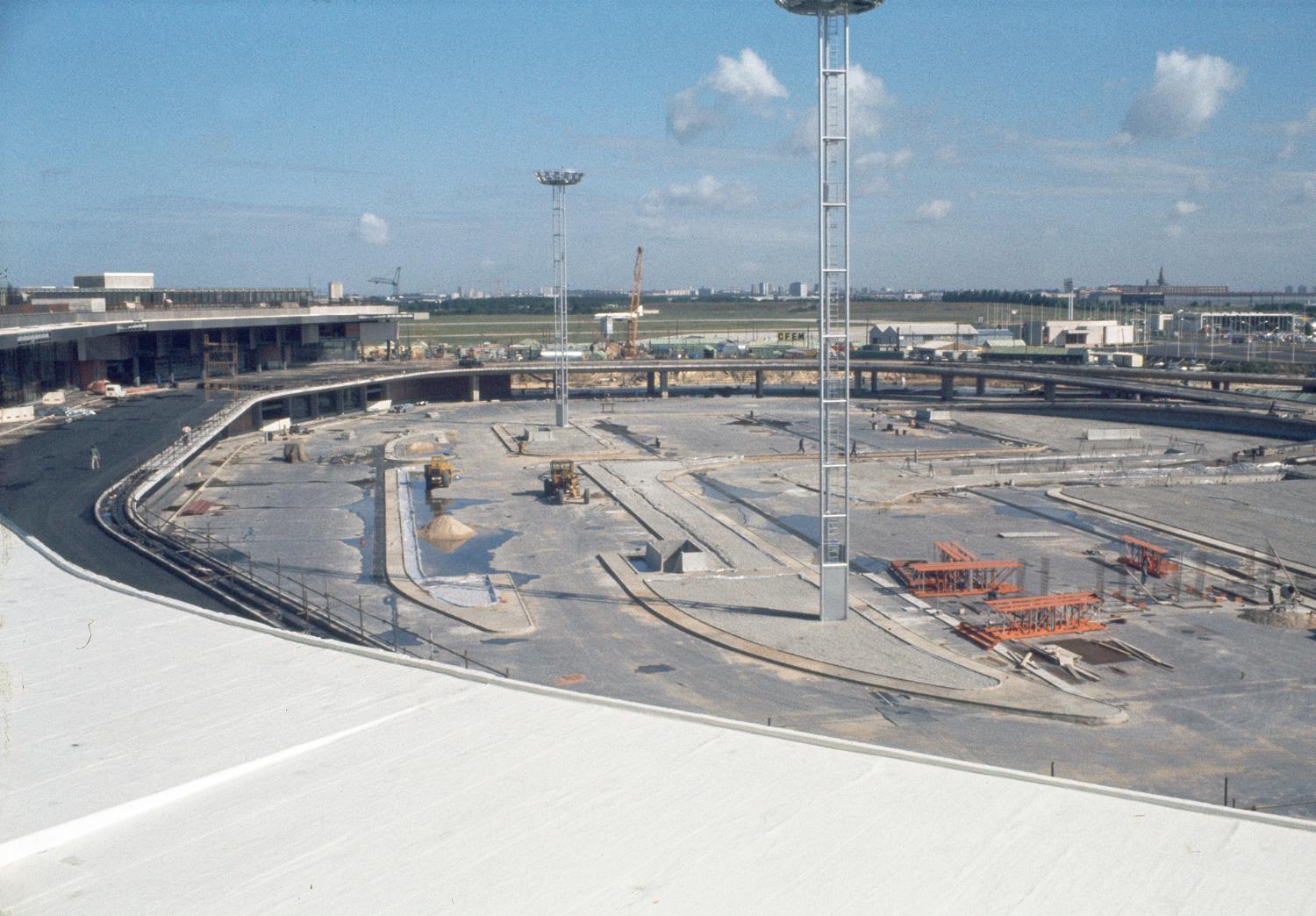 17/08/1970, construction d'Orly-Ouest (1968 1971), vue "coté ville" du terminal prise depuis sud.