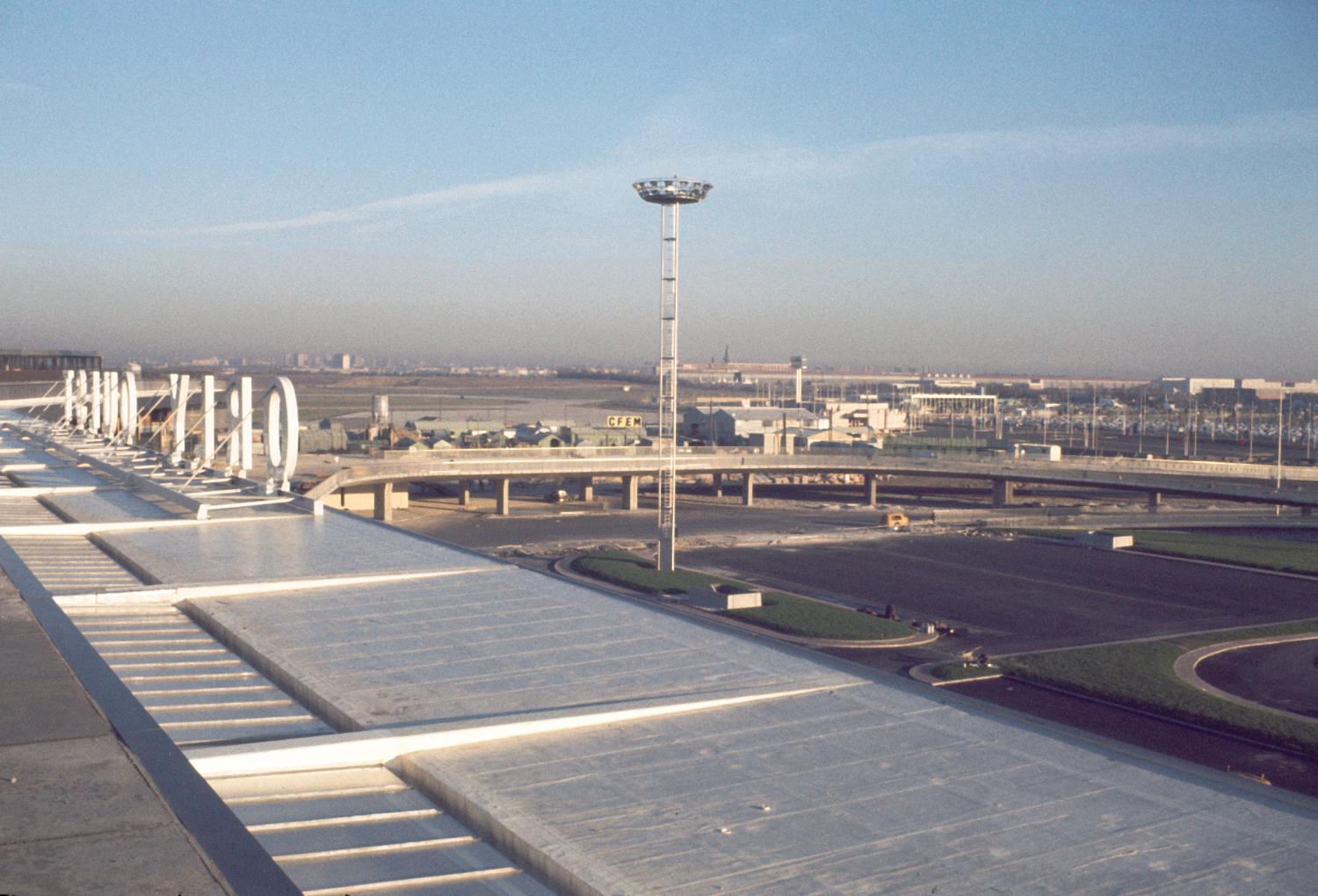 17/08/1970, construction d'Orly-Ouest (1968 1971), vue "coté ville" du terminal prise depuis sud ouest.