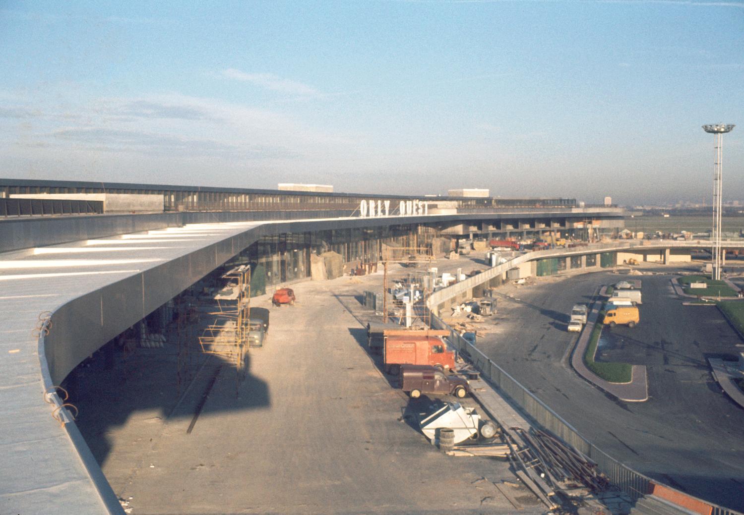 17/08/1970, construction d'Orly-Ouest (1968 1971), vue "coté ville" du terminal prise depuis sud.