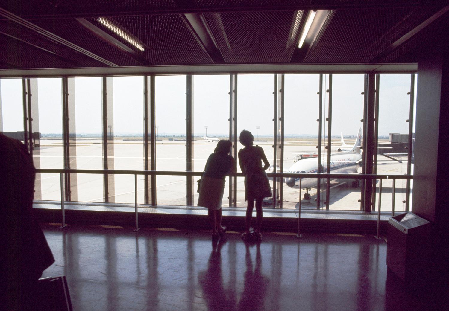  06/1976, Orly-Ouest deux femmes attendant leurs maris.