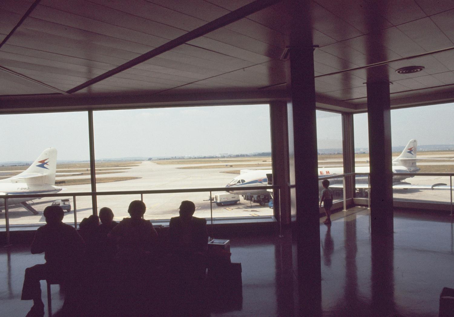 06/1975, Orly-Ouest hall des départs coté piste. 