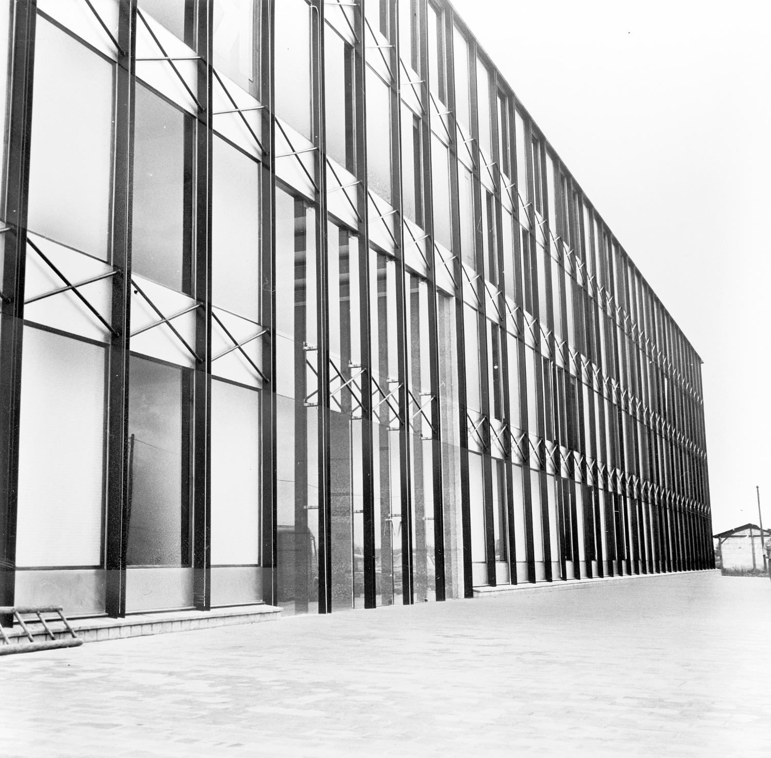 1961, le siège d'Air France ou bâtiment 363, façade sud.