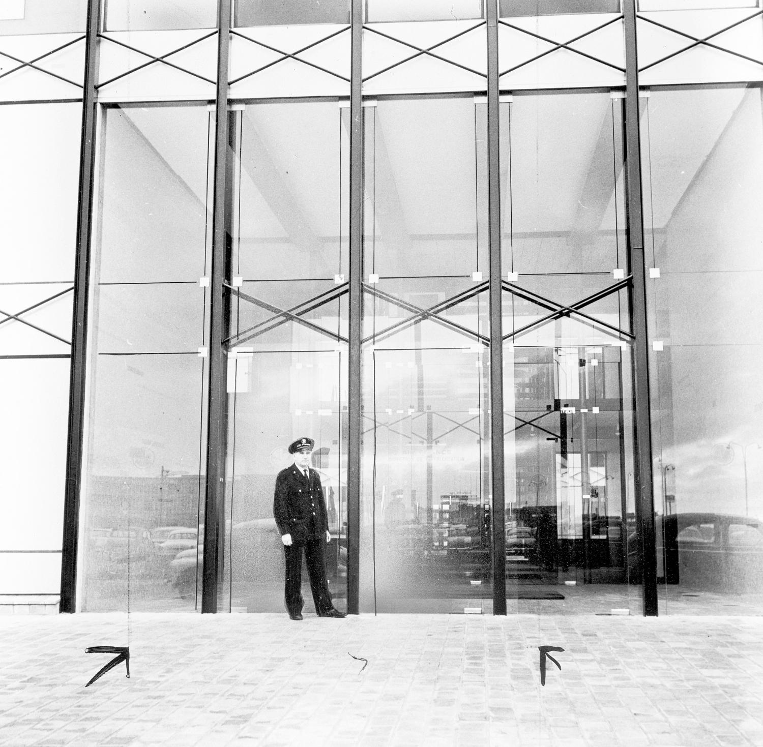 1961, le siège d'Air France ou bâtiment 363, façade sud, entrée principale, vue prise depuis le sud.