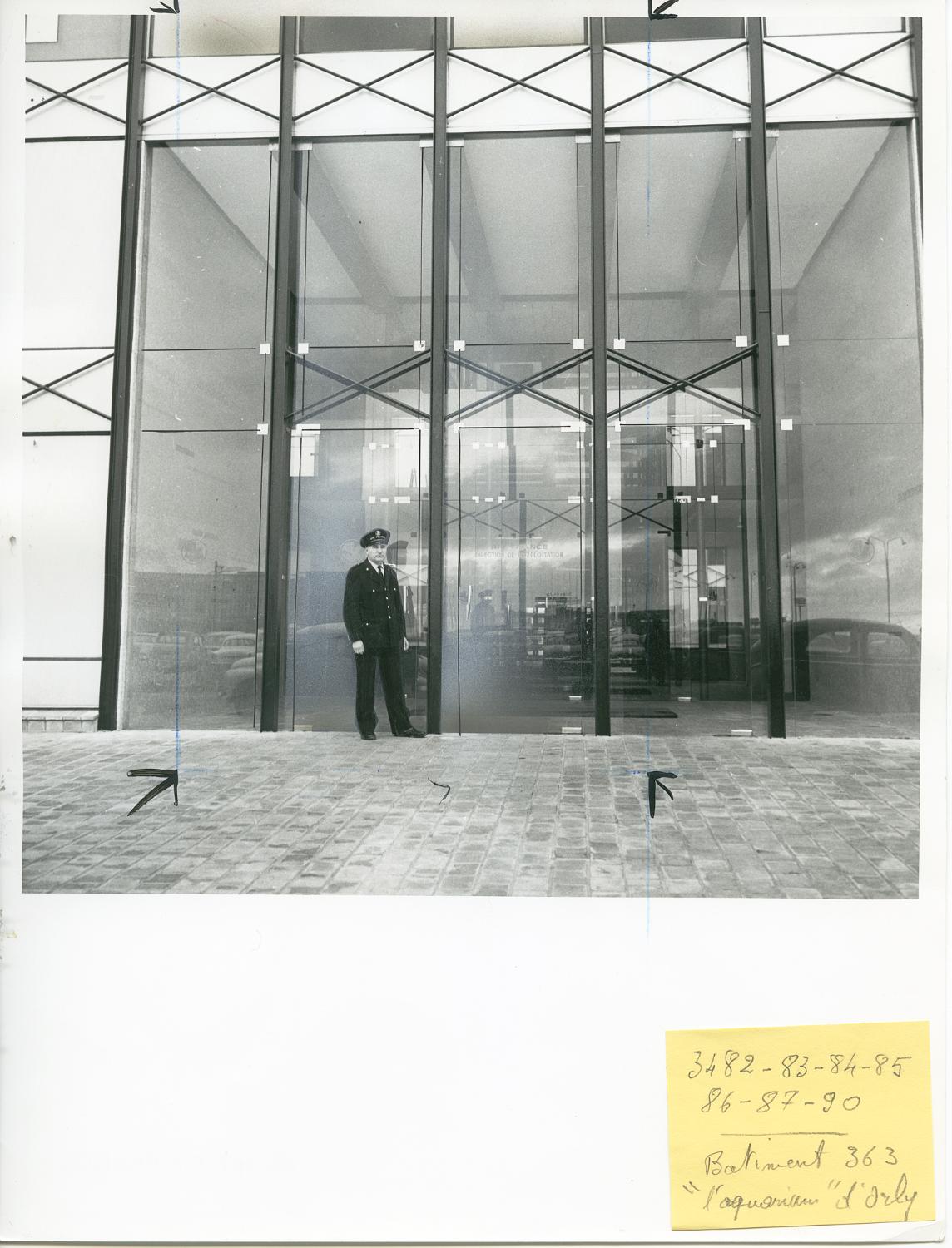 1961, le siège d'Air France ou bâtiment 363, façade sud, entrée principale, vue prise depuis le sud.