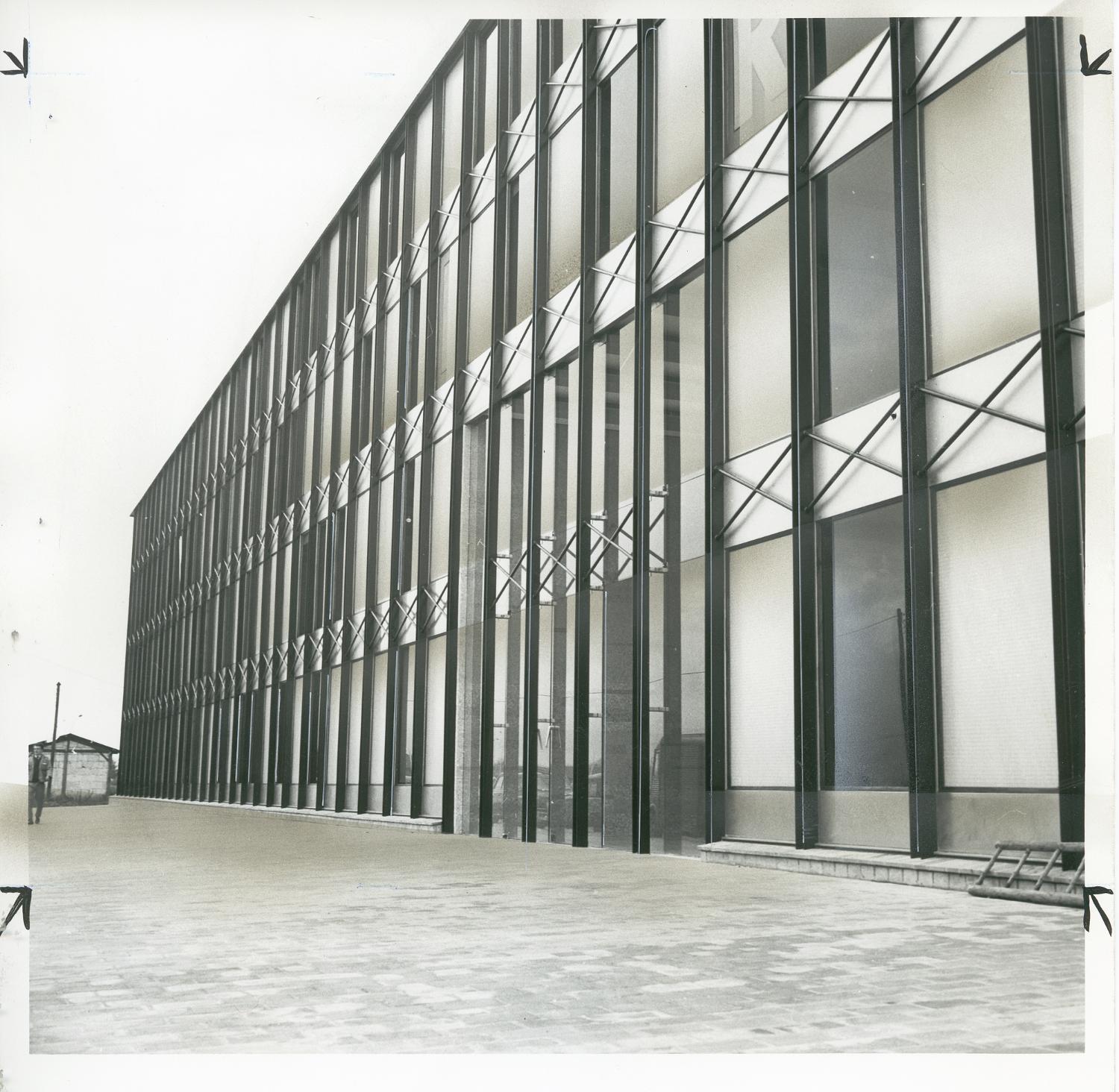 1961, le siège d'Air France ou bâtiment 363, façade sud.